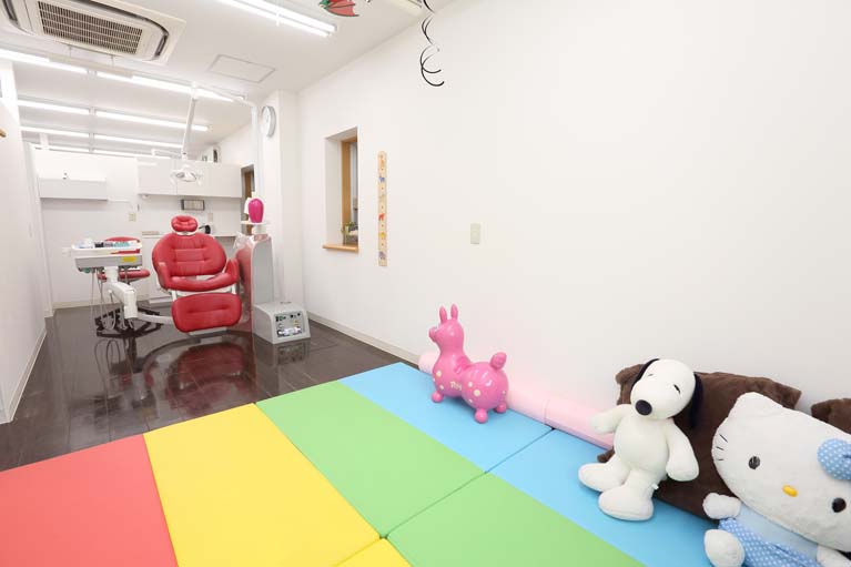 「子連れ歓迎」の個室診療室